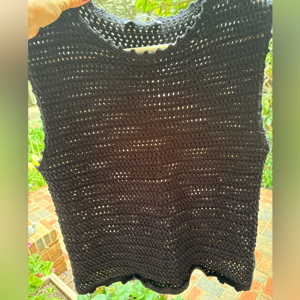 NWOT 100% cotton True Black Sleeveless Crochet Knit Top w detailed edging. Sz M.